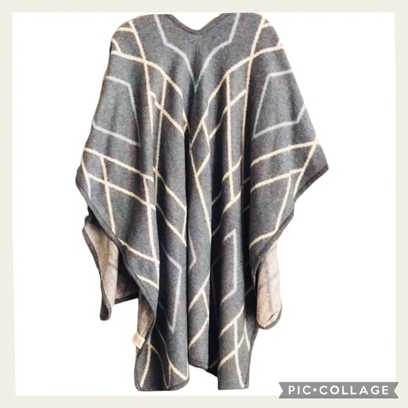 Gorgeous Warm Gray/Tan Plaid Flannel Wrap Cape Host Pick - Picture 5 of 10